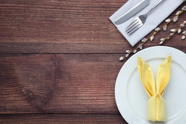 Posate Cucina Con Orecchie Coniglio Rami Albero Tavolo Legno Marrone — Foto Stock