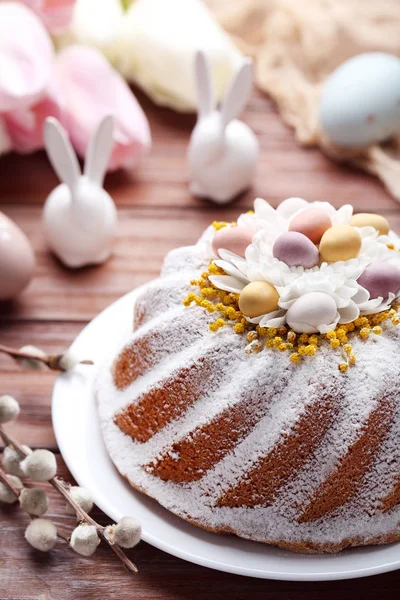 Pastel Pascua Con Huevos Conejos Cerámica Sobre Mesa Madera — Foto de Stock