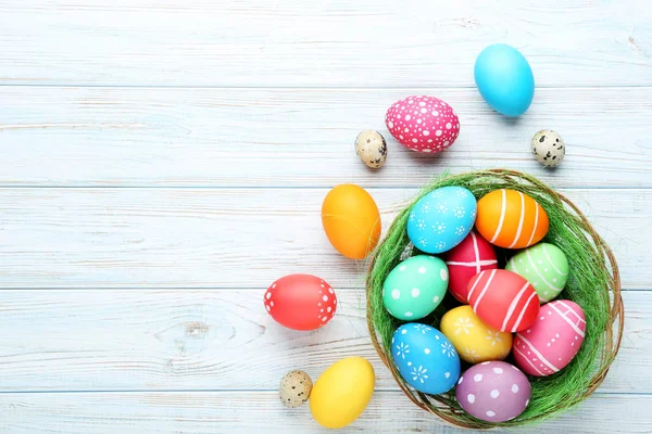 Coloridos Huevos Pascua Cesta Sobre Mesa Madera — Foto de Stock