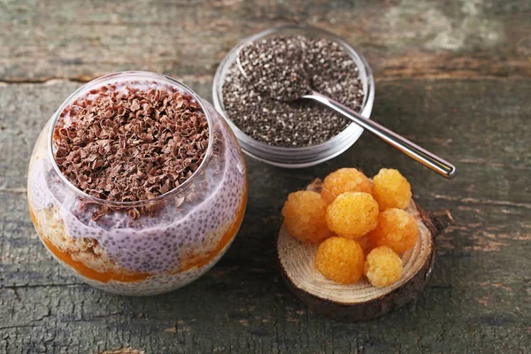 Chia Pudding Met Bessen Chocolade Glas Houten Tafel — Stockfoto