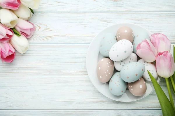 Tulipani Con Uova Pasquali Piatto Tavolo Legno — Foto Stock