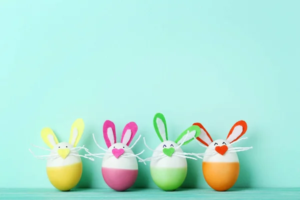 Яйця Смішними Обличчями Кролика Ятному Фоні — стокове фото