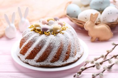 Paskalya kek yumurta ve ağaç dalları pembe ahşap tablo