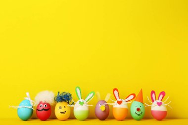 Yumurta Sarı zemin üzerine komik yüzü olan