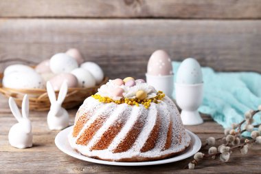 Paskalya kek yumurta ve gri ahşap masa seramik tavşan