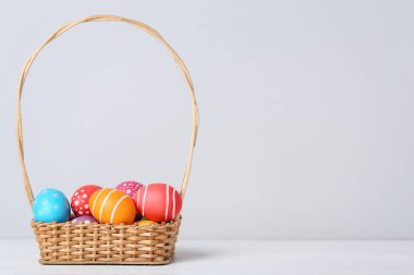 Sepette gri arka plan üzerinde renkli Paskalya yumurtaları