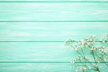 Nane ahşap masaya beyaz gypsophila çiçek