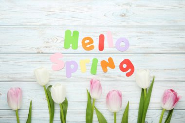 Lale ahşap masa üzerinde yazıt Merhaba yaylı