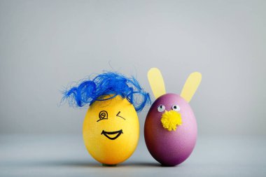 Komik suratlar gri arka plan üzerinde yumurta