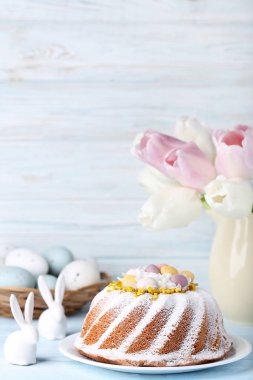 Lale çiçek ve ahşap masa üzerinde seramik tavşan ile Paskalya kek