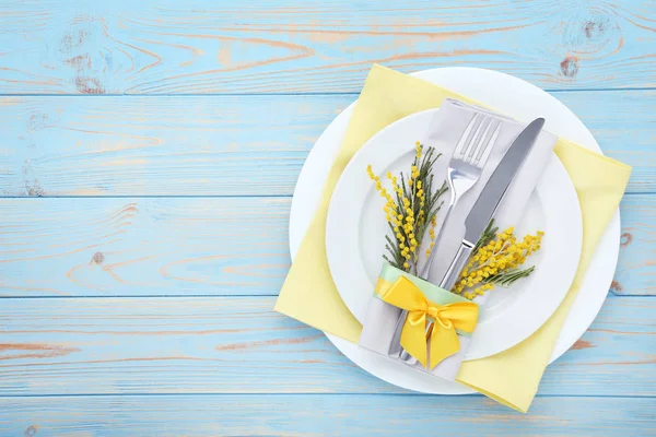 Küchenbesteck Mit Teller Und Mimosenblumen Auf Holztisch — Stockfoto