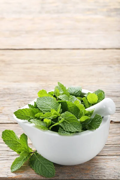 Hojas Menta Fresca Mortero Sobre Mesa Madera Gris — Foto de Stock