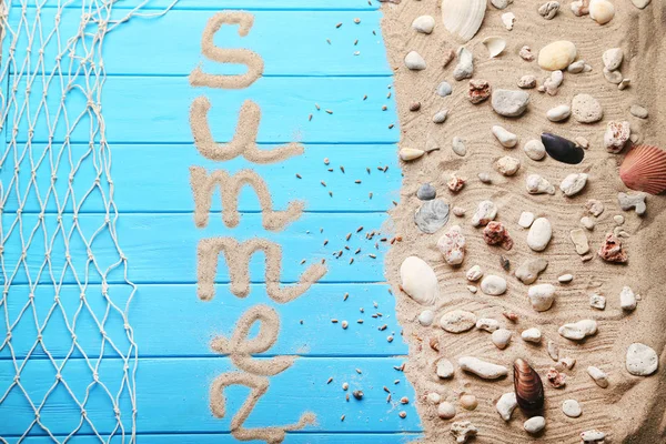 Слово Літо Пляжним Піском Черепашками Синьому Дерев Яному Столі — стокове фото