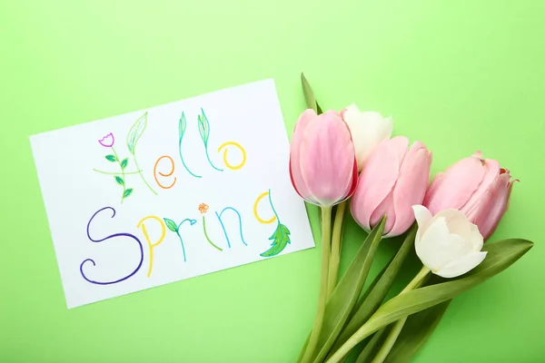 Inscriptie Hello Spring Met Tulpen Groene Achtergrond — Stockfoto