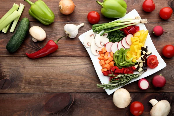 Verduras Frescas Rodajas Plato Blanco Sobre Mesa Madera — Foto de Stock