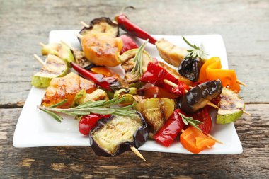 Plaka ahşap masa üzerinde ızgara sebze