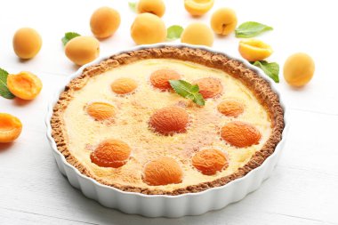 Beyaz ahşap masa üzerinde kayısı tart
