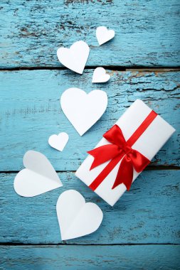 Hediye kutusu beyaz kalp mavi ahşap tablo