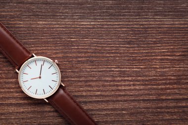 Kol saati kahverengi ahşap tablo