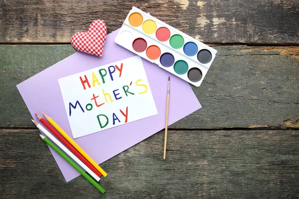 Inscripción Feliz Día Las Madres Dibujado Por Pinturas Lápices Mesa —  Fotos de Stock