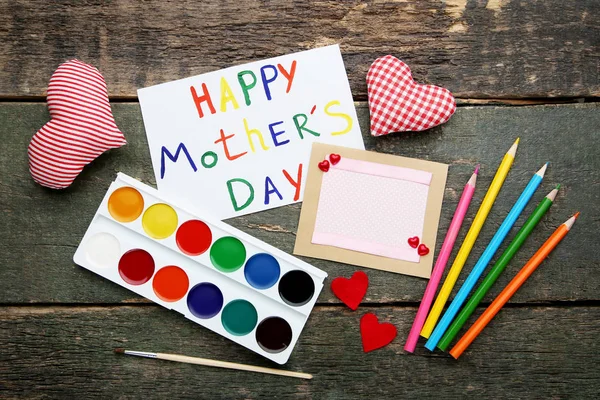 Szczęśliwy Dzień Matki Napis Sporządzone Przez Farby Kredki Drewnianym Stole — Zdjęcie stockowe