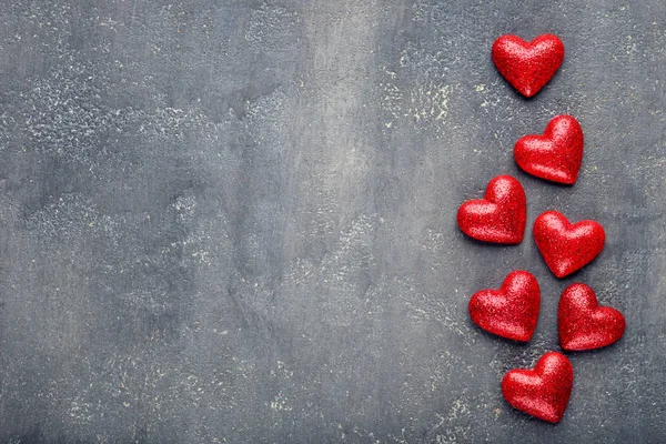 Rote Herzen Auf Grauem Holztisch — Stockfoto