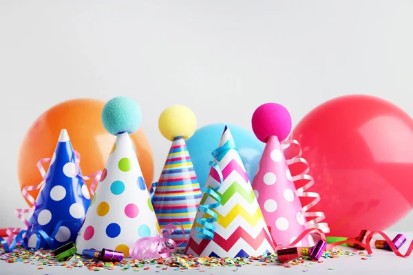 Gorras Papel Cumpleaños Con Sopladores Globos Sobre Fondo Gris —  Fotos de Stock