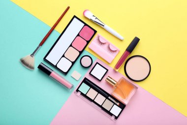 Parfüm şişesi renkli arka plan üzerinde makyaj kozmetik