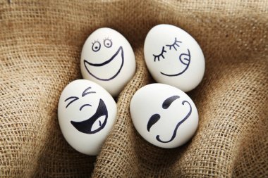 Kahverengi çul komik yüzleri ile yumurta