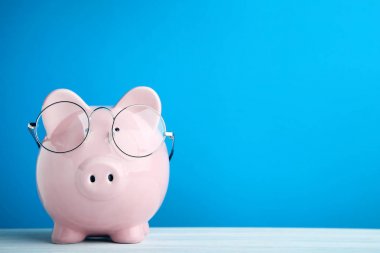 Mavi Arkaplanda Pembe Domuz Kumbarası