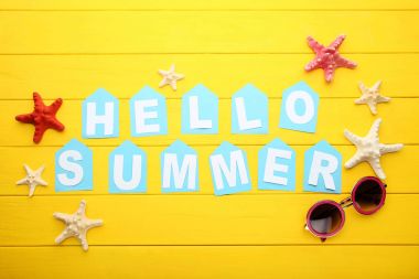 Yazıt Merhaba yaz starfishes ve ahşap masa üzerinde güneş gözlüğü