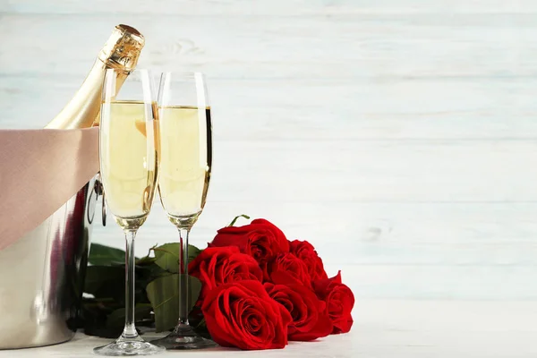 Бутылка Шампанского Бокалами Букет Красных Роз Деревянном Столе — стоковое фото