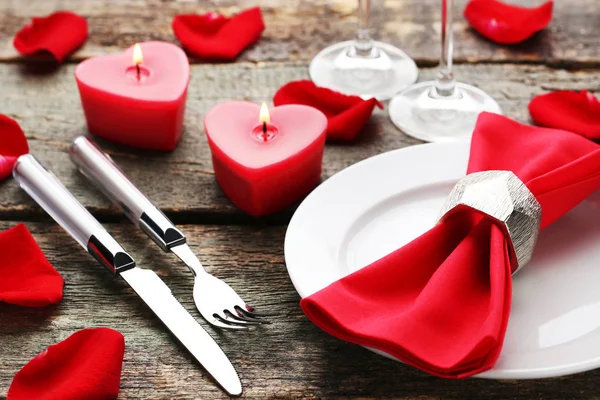 Rote Serviette Teller Mit Küchenbesteck Und Kerzen Auf Holztisch — Stockfoto
