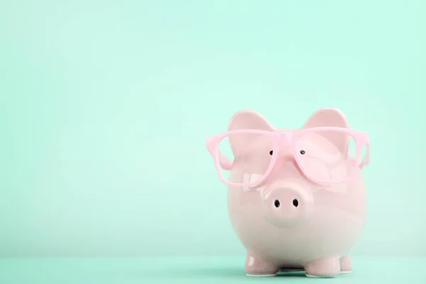 Piggy Bank Rózsaszín Szemüveg Menta Háttér — Stock Fotó