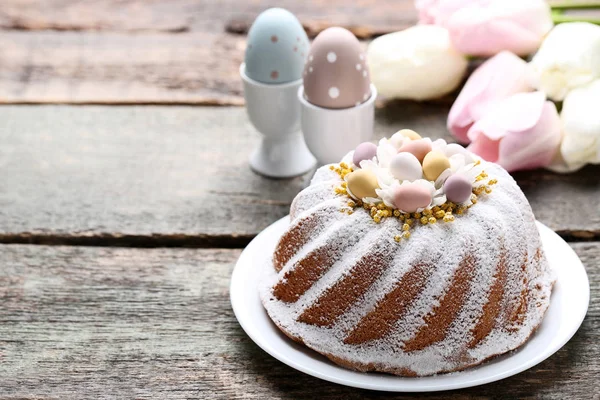 鸡蛋和郁金香花在木桌上的复活节蛋糕 — 图库照片