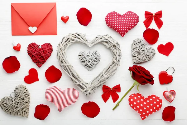 Coeurs Gris Rouge Avec Rose Enveloppe Sur Table Bois — Photo