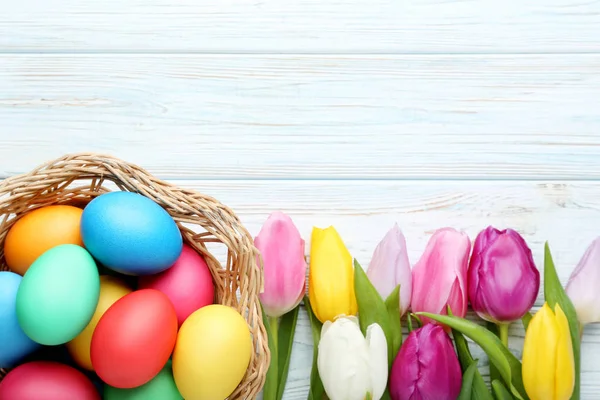 Barevné Velikonoční Vejce Košíku Tulipány Dřevěný Stůl — Stock fotografie