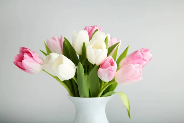 Strauß Tulpen Der Vase Auf Grauem Hintergrund — Stockfoto