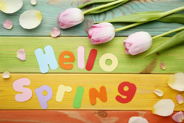 Inscripción Hola Primavera Con Flores Tulipán Mesa Madera Colores — Foto de Stock