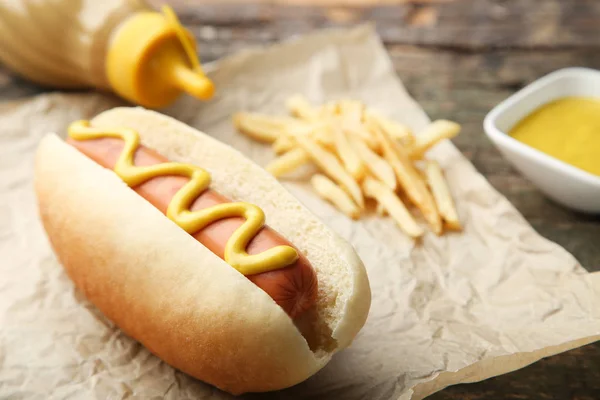 Hot Dog Μουστάρδα Στο Ξύλινο Τραπέζι — Φωτογραφία Αρχείου