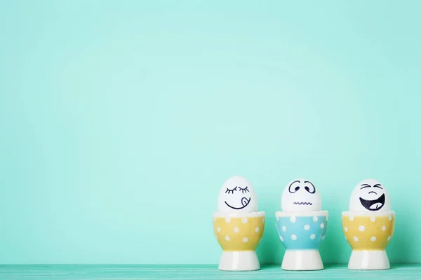 Ovos Com Rostos Engraçados Fundo Casa Moeda — Fotografia de Stock