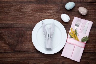 Paskalya yumurtaları ve Mimoza çiçeklerle çatal bıçak takımı