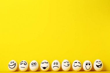 Yumurta Sarı zemin üzerine komik yüzü olan