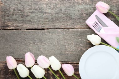 Mutfak bıçakları ile gri ahşap masaya plaka ve Lale çiçek