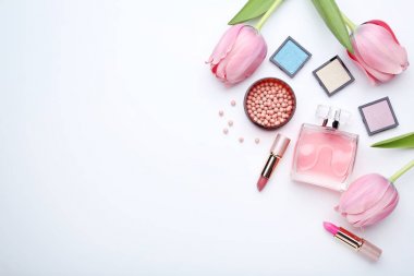 Beyaz arka plan üzerinde parfüm şişe ve Lale çiçek makyaj kozmetik