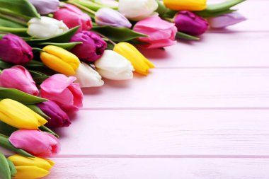 Lale pembe ahşap masa üzerinde buket