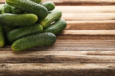 Kahverengi ahşap masa üzerinde taze salatalık