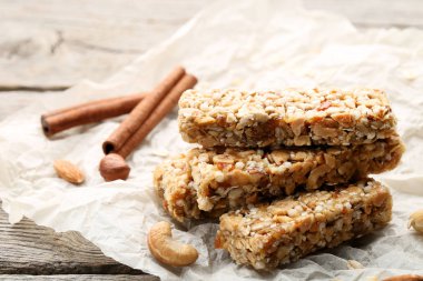 Lezzetli granola barlar ile farklı fındık ve tarçın ahşap tablo