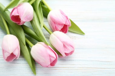 Ahşap masa üzerinde Pembe Lale buketi