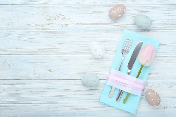 Posate Cucina Con Uova Pasqua Fiori Tulipano Sul Tavolo Legno — Foto Stock